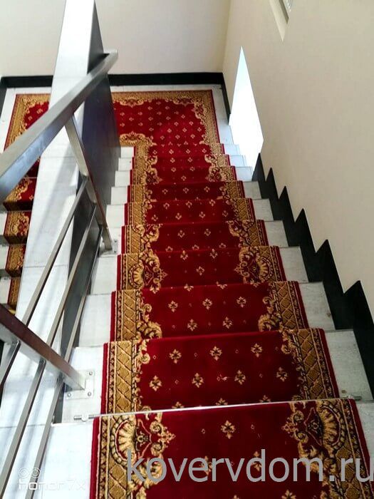 Ковровая дорожка шерстяная Floare красно-бордовая с укладкой на лестницу