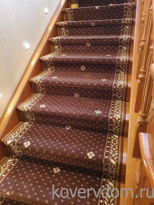 Полушерстяная ковровая дорожка CLASSIC brown с укладкой на лестницу
